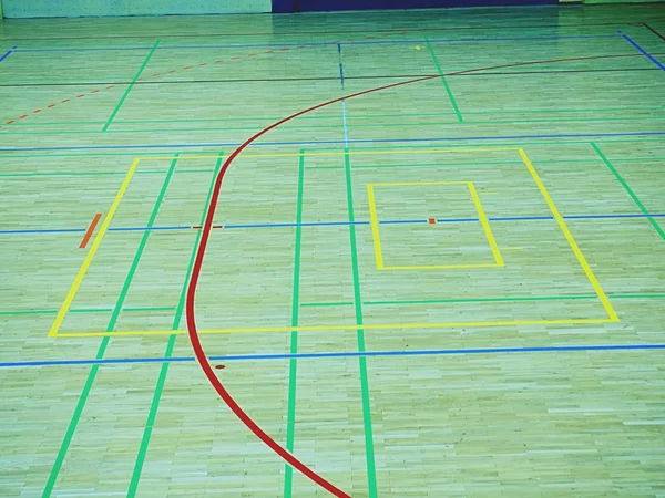 Σχολική αθλητική αίθουσα. Λεπτομέρεια των σημάνσεων στο πάτωμα — Φωτογραφία Αρχείου