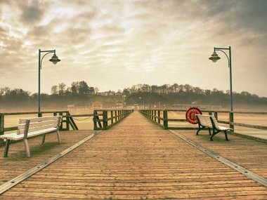 Goehren eski ahşap beach Bridge'de kimse ile. Sonbahar sisli hava 