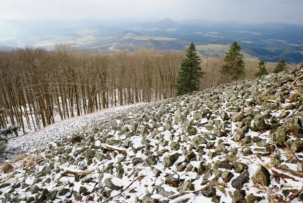 Dağın tepesinde kar ve taş ile kışın görüntüleyin. Sisli orman — Stok fotoğraf