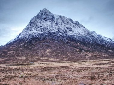 Bahar Nehri İskoç dağlık. Glen Coe dramatik peyzaj