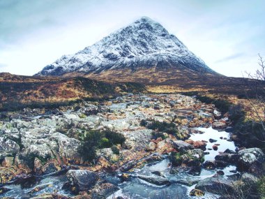Stob Dearg tepe, Buachaille Etive Mor Glen Coe girişinde.