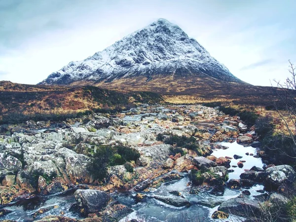 Le pic Stob Dearg de Buachaille Etive Mor à l'entrée de Glen Coe . — Photo