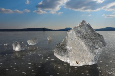 Açık havada buz parlayan adet kırık doğal buz pateni pisti. Hava kabarcıkları