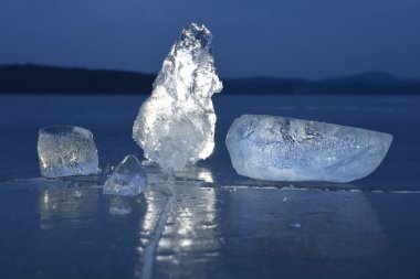 Soyut donmuş gölün, dokulu desen buz parçaları. Düz cam yüzey 