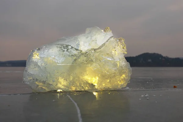 Reflexion der Sonnenstrahlen im flachen Eis auf dem See. Luftblasen — Stockfoto