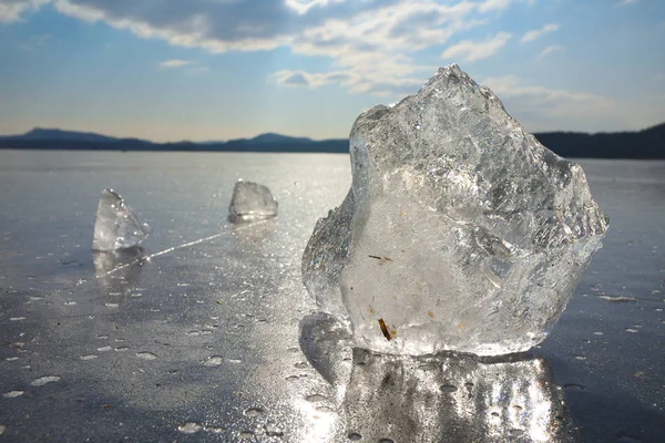 Riflessione dei raggi solari nel ghiaccio piatto sul lago. Bolle d'aria — Foto Stock