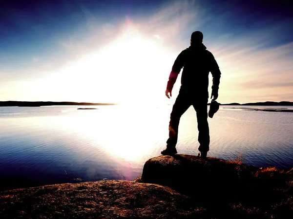 Kayanın Üzerinde Duran Üzerinde Denize Doğru Akşam Güneşi Arayan Adam — Stok fotoğraf