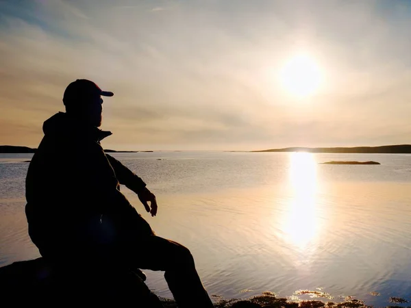 Kayalık Bir Göl Kıyısındaki Üzerinde Oturan Düşünme Yalnız Turist Adam — Stok fotoğraf