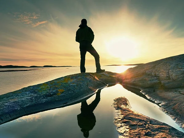 Silueta Hombre Hermosa Puesta Sol Toque Mar Horizonte Cielo Azul — Foto de Stock