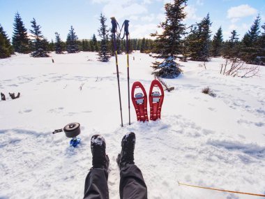 Kırmızı kar ayakkabıları ve kar, kış tatili dağlarda trekking Polonyalılar hazır. Kış dağ izi karlı manzara içinde. Nise güneşli hava.