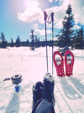 Kış yürüyüş sırasında çadırda dinleniyor. Çadırın içinden kış dağlara görüntüleyin. Gezgin rahatlatır. Çadır bacaklar