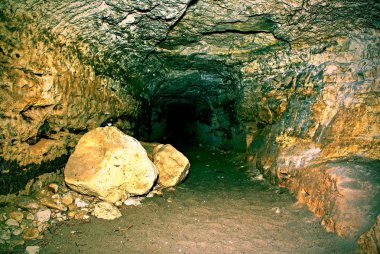 Savunma için adam tarafından inşa yeraltı geçişleri girişi. Tünelin arka plan 