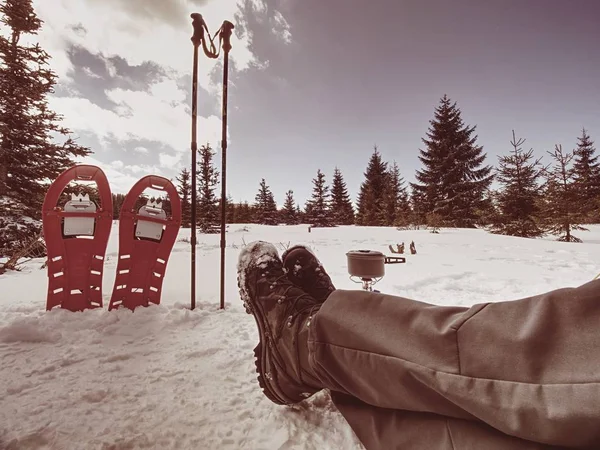 Červené Sněžnice Trekingových Holí Připraveného Sněhu Zimní Dovolenou Horách Zimní — Stock fotografie