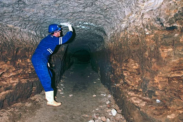Travailleur Dans Tunnel Personnel Combinaison Protection Vérifie Les Sédiments Dans — Photo