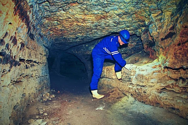 Trabajador Con Casco Traje Protector Usando Brillos Lámpara Cabeza Fuerte — Foto de Stock