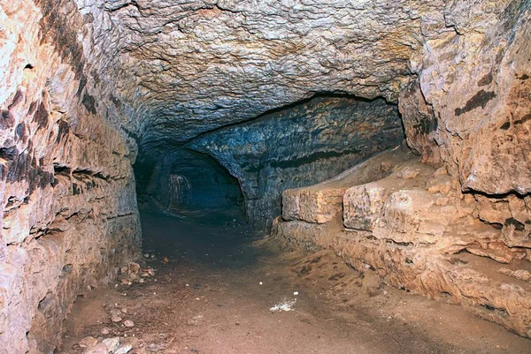 Túnel construido en roca arenisca suave. Refugio subterráneo para perseguidos . — Foto de Stock