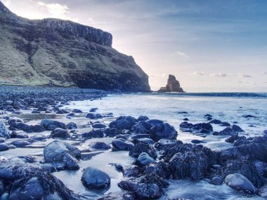 Muhteşem gün batımı, Talisker defne üzerinde Isle of Skye İskoçya'da. Köpüklü Denizi