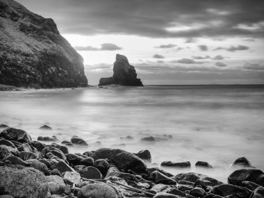 Kayalık deniz kıyısında. Yumuşak su seviyesi için yavaş çekim hızı. Isle of Skye İskoçya batımında visite Talisker koy