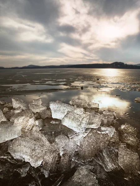 추운 겨울 날 화려한 얼음 빙원에 해변을 동결. 적용 얼음 파도 바위 냉동 — 스톡 사진