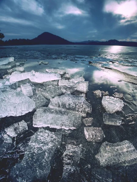 Turquesa Frost floe, close-up do lago de inverno congelado. Um pormenor brilhante. Padrões de geada — Fotografia de Stock