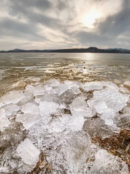 빛나는 해변에 얼음 더미 강한 바람에 의해 중첩 베이 얼음. 진흙 비치 — 스톡 사진