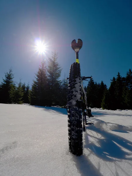 Ciclismo de montaña en nieve. Ciclismo sobre ruedas de neumáticos grandes en nieve fresca . — Foto de Stock