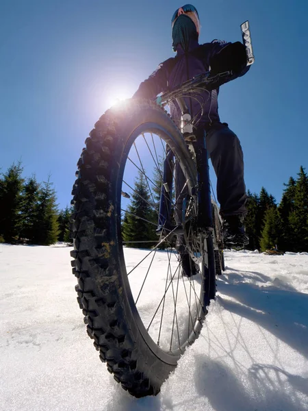 Mountainbiker Montando Sendero Nevado Invierno Motociclista Sentarse Bicicleta Bloqueado Nieve — Foto de Stock