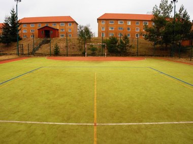 Kaleci olmadan futbol sahasında. Açık çim oyun alanı. Okulda eski Bahçesi.