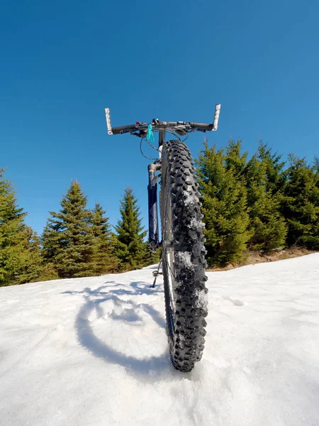 Cerca amplia vista a la bicicleta se queda en la nieve. Invierno montañas nevadas — Foto de Stock