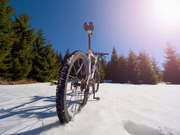 Amplia vista de la foto de bicicleta de montaña en nieve profunda. Montañas de invierno con carretera — Foto de Stock