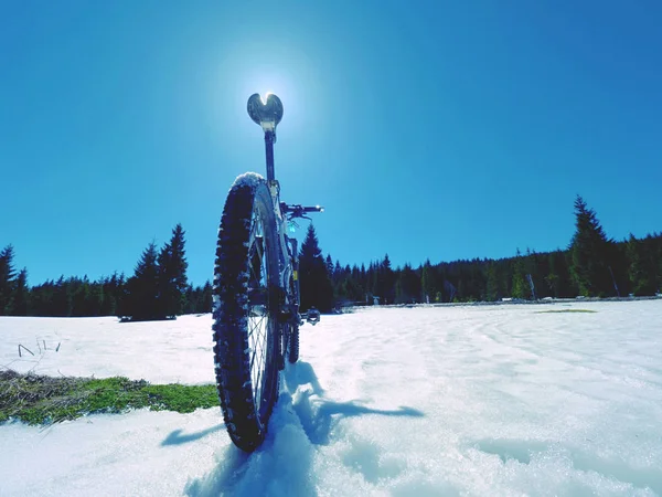 Andar de bicicleta em pneus grandes em neve fresca. Motociclista vai de bicicleta na estrada nevada — Fotografia de Stock