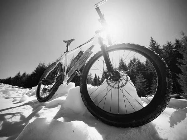 Amplia Vista Foto Bicicleta Montaña Nieve Profunda Montañas Invierno Con — Foto de Stock