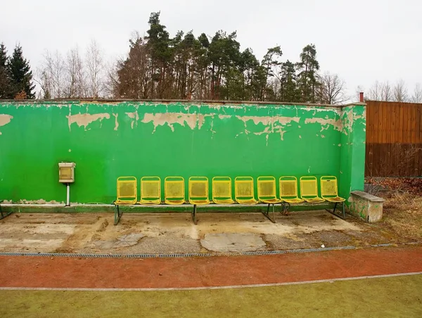 Alte Gelbe Rostige Metallsitze Auf Dem Außenplatz Des Stadions Spielerbänke — Stockfoto