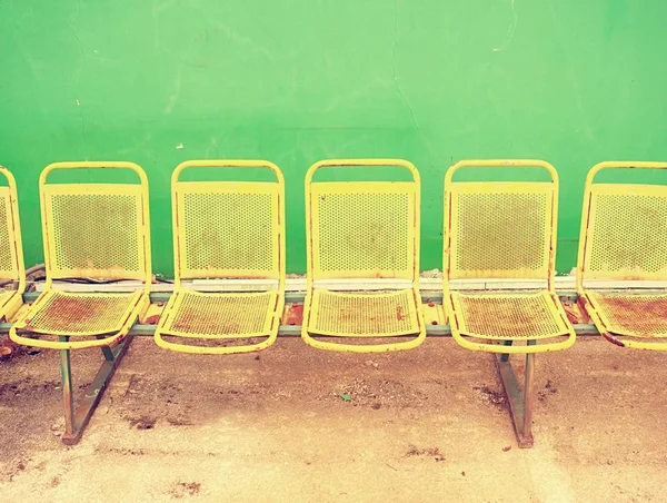 Old Yellow Rusty Metal Seats Outdoor Stadium Players Bench Chairs — Stock Photo, Image