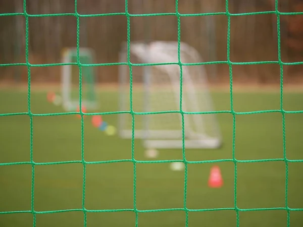 Futebol futebol net fundo sobre grama verde e estádio embaçado. Detalhe de perto — Fotografia de Stock