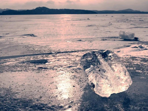 Le soleil brille à travers la banquise transparente. Eau sous couverture de glace transparente — Photo