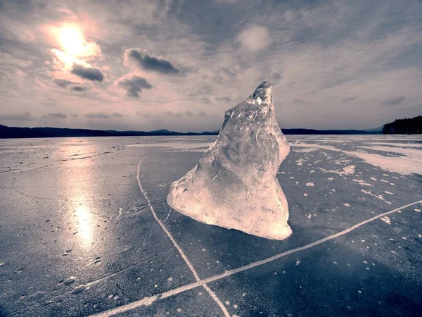 Разбитый кусок льда с острыми трещинами внутри. Абстрактная льдина — стоковое фото