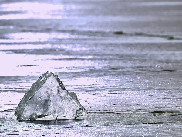 Témpano de hielo abstracto en el lago congelado, textura de hielo erosionado y espumoso del sol — Foto de Stock