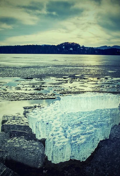 Vue triste sur un morceau de glace nroken avec des fissures aiguës. Une banquise cassée. Contexte naturel — Photo