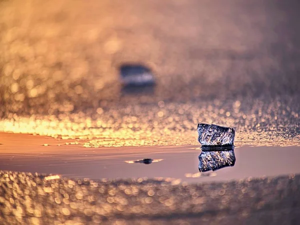 Pièce de glace en mise au point sélective. Vue détaillée dans les fissures profondes et les bulles gelées — Photo