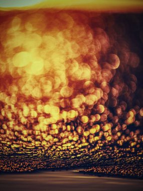 Buz kenar. Parlak beyaz buz parçası altından çözdürülen turuncu sarı su kenarı. 