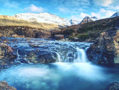 Şelale keskin maruz kayalara, Isle of Skye üzerinde peri havuzları arasında
