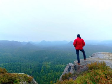 Adam üst gündoğumu bulutlu gökyüzü dağın zirvesine. Spor ve aktif
