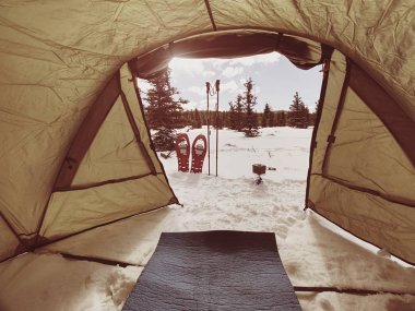 Karda çadır önünde yemek kış ormanda kamp. Bir kamp ateşi yapma