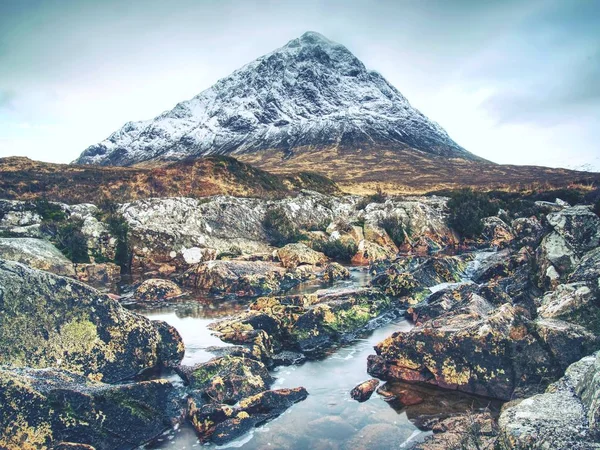 Río de primavera en las tierras altas escocesas. Paisaje dramático de Glen Coe —  Fotos de Stock