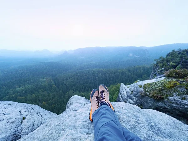 Mann Wanderer klettern Felsen auf Berggipfel Klippe. Konzept des Sports und des aktiven Lebens. — Stockfoto