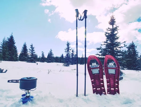 Lunchtid under vinterleden. Camping på snö och matlagning. Röd snöskor — Stockfoto