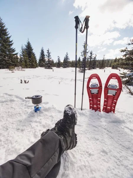 Hora del almuerzo durante el sendero de invierno. Acampar en la nieve y cocinar. raquetas de nieve rojas —  Fotos de Stock