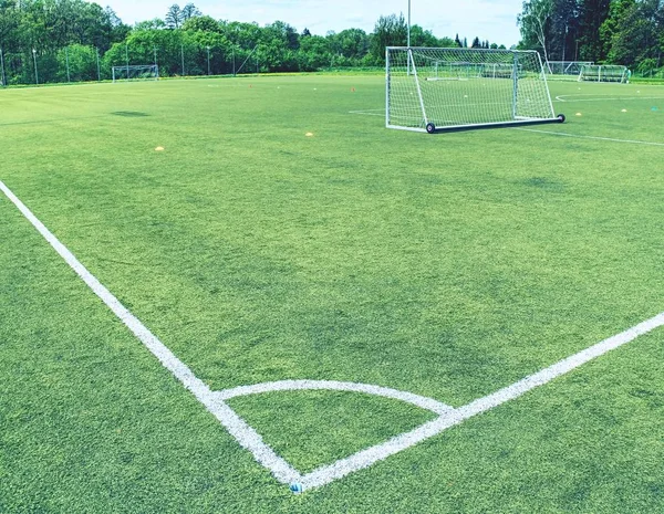 Белый угол футбольного поля, зеленая трава для футбольного спорта , — стоковое фото