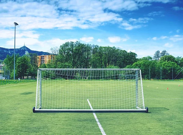 Campo de futebol com marcas brancas, relva verde no campo de futebol. Estádio exterior — Fotografia de Stock